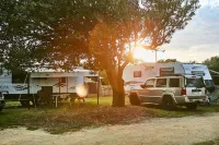 Torquay Foreshore Caravan Park - parking