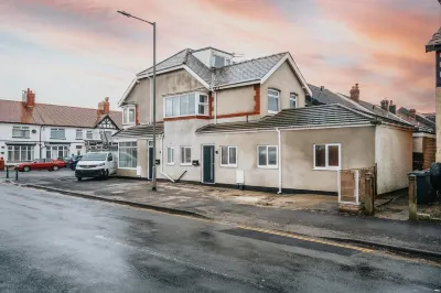 Beach Apartment - 2 Bedrooms Free WiFi Parking Hotels near Cleveleys Front