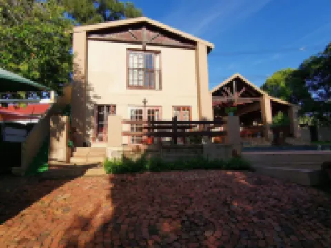 Paulshof Sandton Apartments - Hluhluwe Road Complex Hotels near Montecasino Bird Gardens