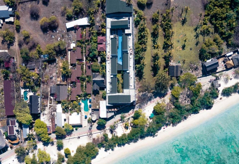 길리 트라왕안 해변 노을