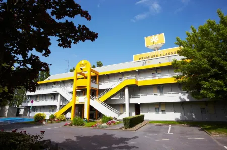 Premiere Classe Plaisir Отели в г. Ле Менёль