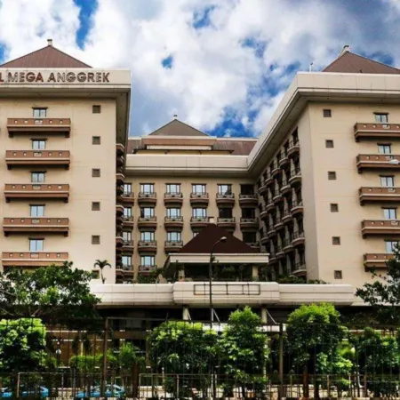 Mega Anggrek Hotel Jakarta Slipi Отели рядом с достопримечательностью «Торговый центр Central Park»