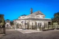 The Polo House and Bungalows - parking