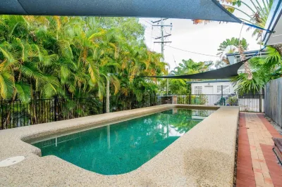 Tropical Unit with Private Fenced Garden Close to the Beach 5