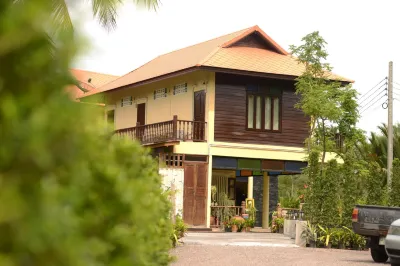 River Jam Amphawa Hotels in 