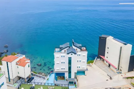 Samcheok Pureun Bada Pension Отели рядом с достопримечательностью «Cave Mystery Hall»