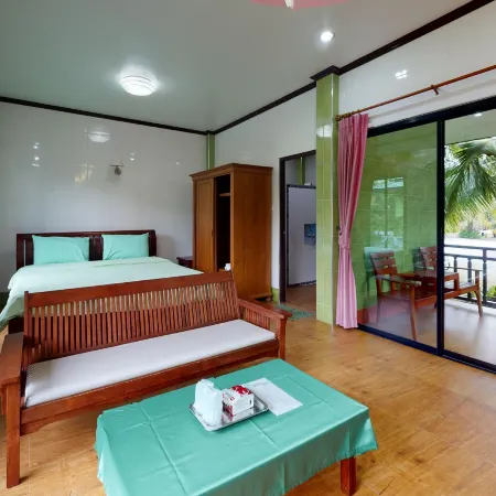 Coconut Resort Отели рядом с достопримечательностью «Мае Рампхуенг Бич»