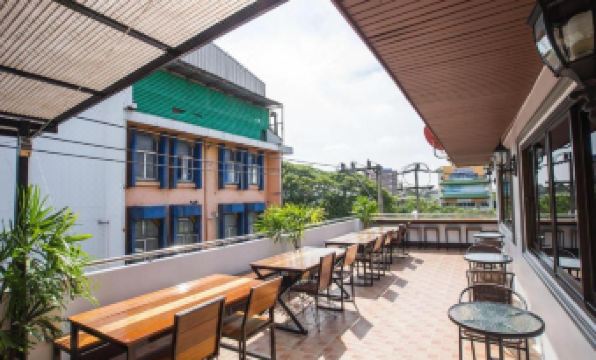 Le Light House & Hostel