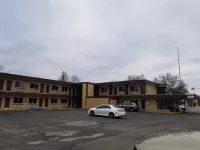 Travelodge by Wyndham Terre Haute - parking