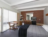Abbotswood Motor Inn - parking