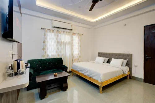 Amara Inn by Sandane Homes Near Expo Mart and Pari Chowk - 2-Star