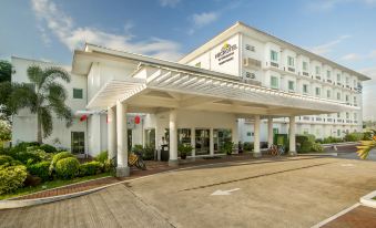 Microtel by Wyndham South Forbes Near Nuvali