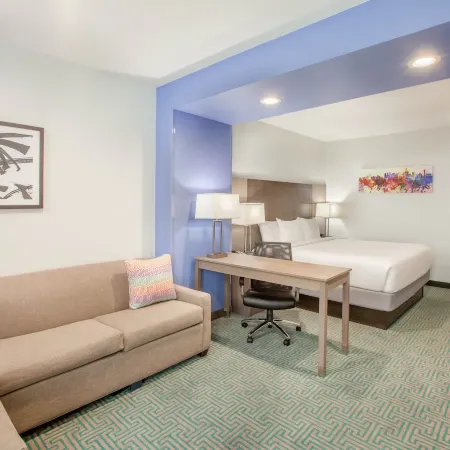 La Quinta Inn & Suites by Wyndham Dallas Duncanville