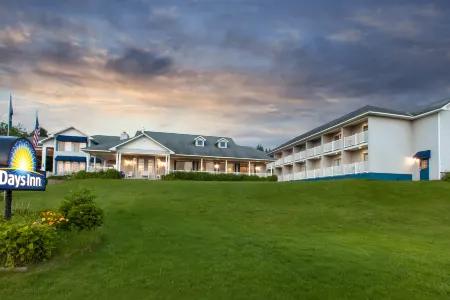 Days Inn by Wyndham Petoskey Отели в г. Петоски
