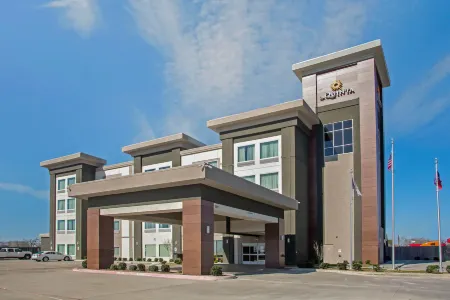 La Quinta Inn & Suites by Wyndham Victoria - South Отели рядом с достопримечательностью «Риверсайд Стадиум»