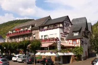 Moselromantik-Hotel Zum Löwen Hotels near Schinnens Scheune