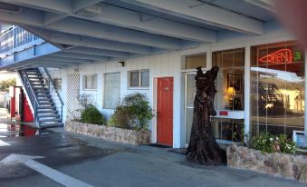 Redwood Inn