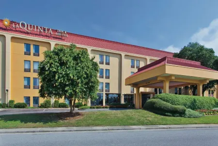 La Quinta Inn & Suites by Wyndham Charleston Riverview Отели рядом с достопримечательностью «Historic Charleston Foundation»