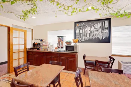 Super 8 by Wyndham Yucca Val/Joshua Tree Nat Pk Area Отели рядом с достопримечательностью «Юкка Вэлли Элементари Скул»