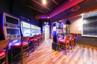 Howard Johnson by Wyndham Winnipeg West - bar
