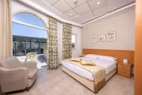 Golden Walls Hotel