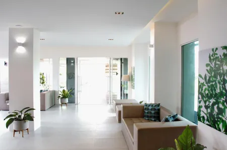 Pannara Hotel Отели рядом с достопримечательностью «Phra Prang Sam Yot»