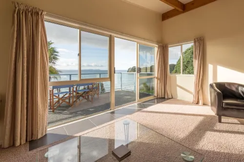By the Bay Beachfront Apartments - Pet friendly