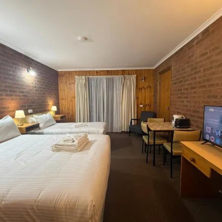 Country Roads Motor Inn