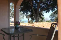 Les Artistes Inn - Ocean View