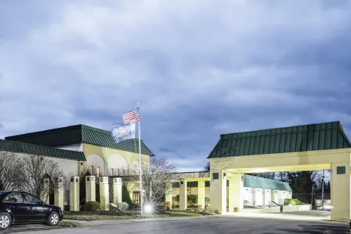 Ramada by Wyndham Indiana Hotel a White Township