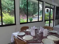 Anura Guest Inn - bar