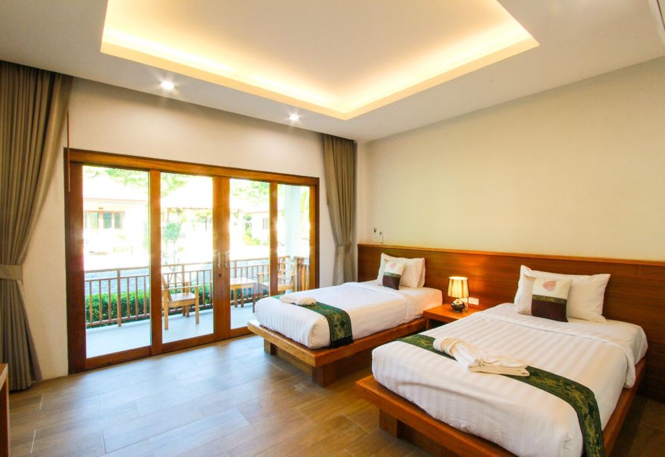 [베로나 란타 리조트의 아름다운 수영장 야경]