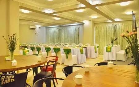 Serene Stays Hotel Отели в г. Kamayut