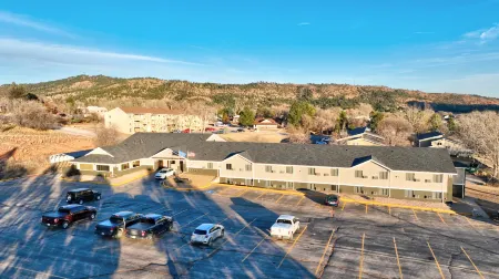 Super 8 by Wyndham Hot Springs Отели рядом с достопримечательностью «Black Hills Putt 4 Fun»