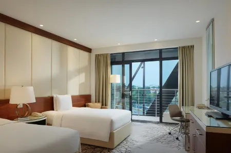 Ренессанс Минск Конгресс Отель и СПА центр Отели рядом с достопримечательностью «Белорусский государственный университет культуры и искусств»