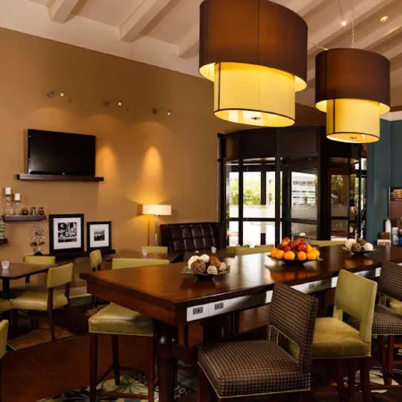 Hampton Inn & Suites Houston Medical Center NRG Отели рядом с достопримечательностью «Остановка скоростного трамвая Museum District»