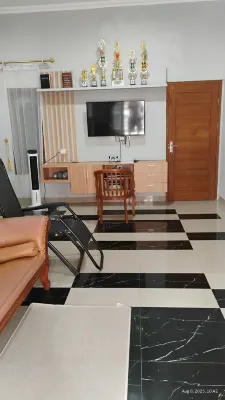 2 Bedrooms Varisha Guest Suite Jogja Hotels in Minomartani