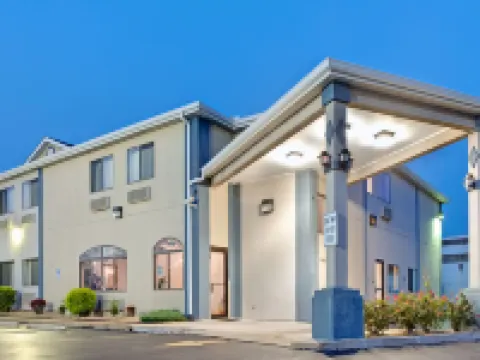 Travelodge by Wyndham St. Louis Hotels in Berkeley
