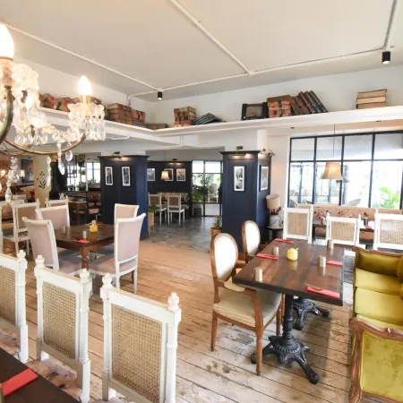 Kings International Juhu Отели рядом с достопримечательностью «Пляж Джуху»