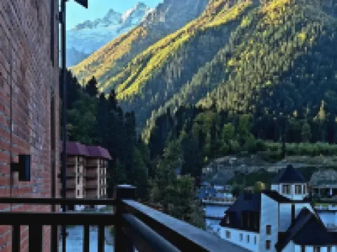 Alpiysky Hotels in Dombay
