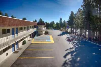 Motel 6 Mammoth Lakes, CA - parking