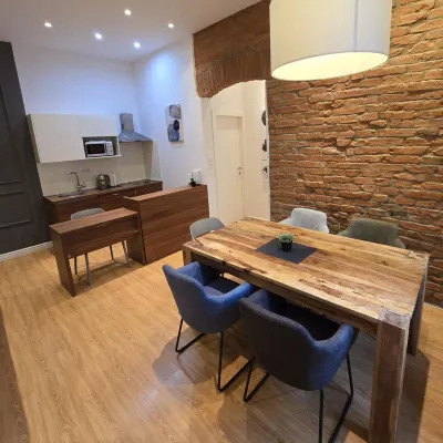 Tesla Boutique Apartments & Rooms Отели рядом с достопримечательностью «Парк Зриневач»
