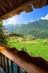 Hmong Wooden Home - Dağ Manzaralı