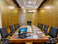 Golden Tulip Kukas Jaipur Hotels near عامر