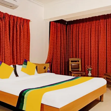 Itsy Hotels Crown Inn Отели рядом с достопримечательностью «Стадион Balewadi»