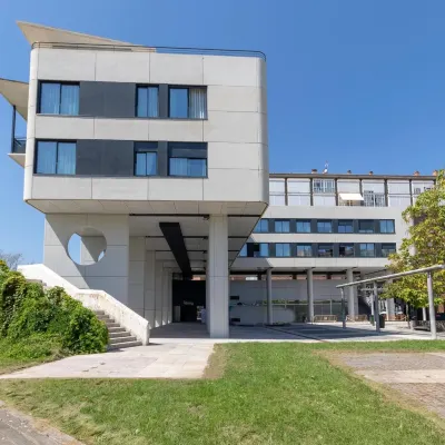 Apartamentos Líbere Pamplona Yamaguchi Hotels near Clinica Universidad de Navarra