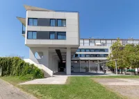 Apartamentos Líbere Pamplona Yamaguchi Hotel berhampiran University of Navarre: Library