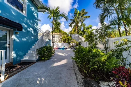 The Blue Parrot Отели рядом с достопримечательностью «Museum of Discovery and Science»