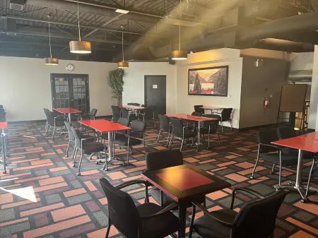 Super 8 by Wyndham Macleod Trail Calgary