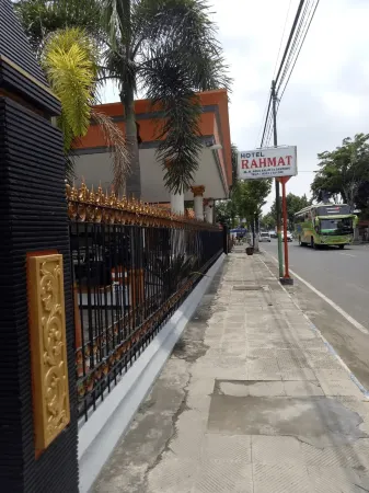 Hotel Rahmat Syariah Отели в г. Sampang